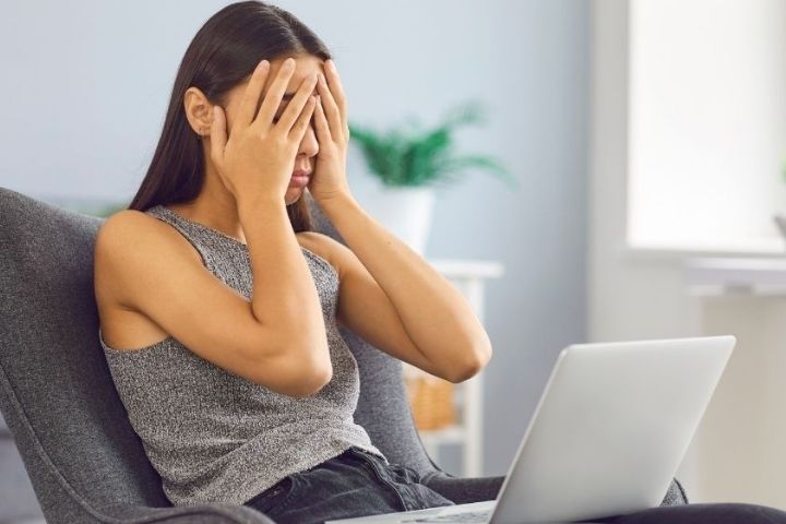 mujer estresada trabajando mujer
