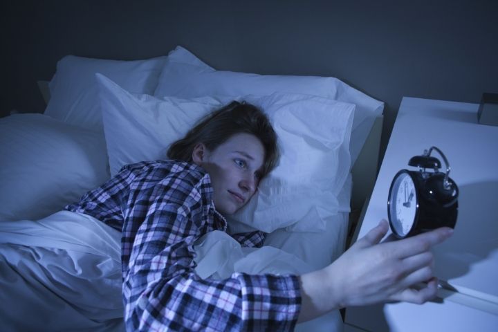 mujer despierta madrugada mujer