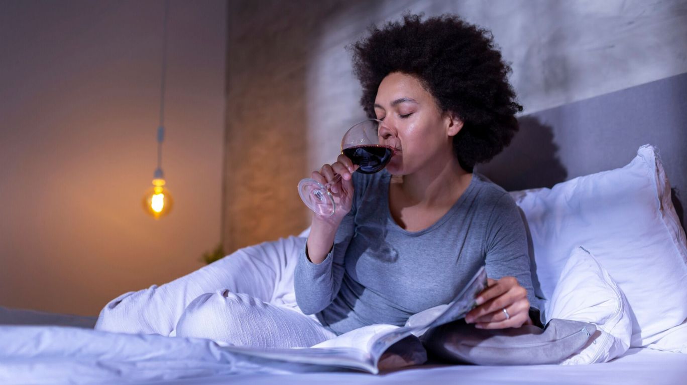 mujer tomando bebida antes dormir mujer