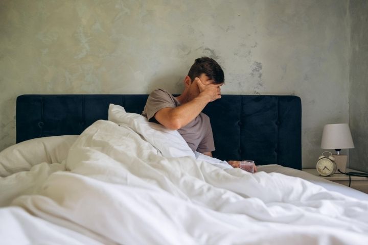 hombre cama tratando dormir hombre