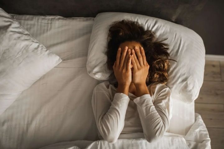 mujer no puede dormir mujer