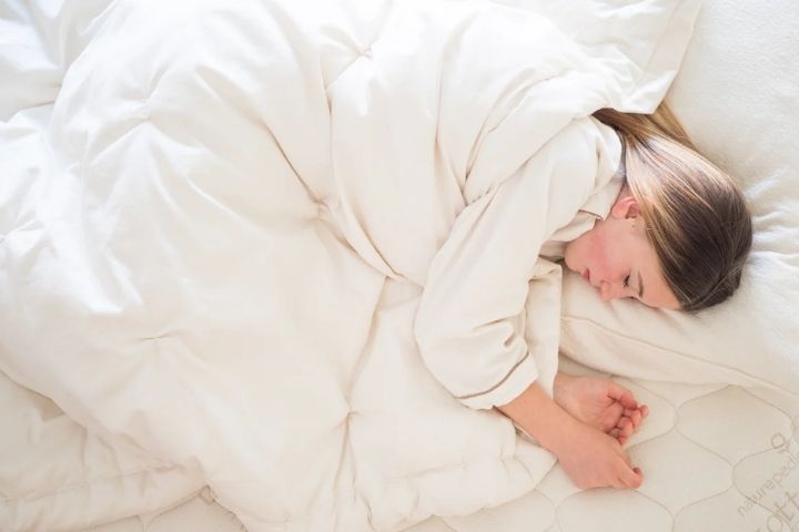 mujer durmiendo manana mujer