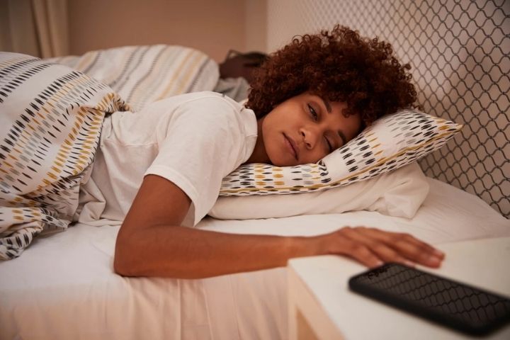 mujer durmiendo despertando celular mujer